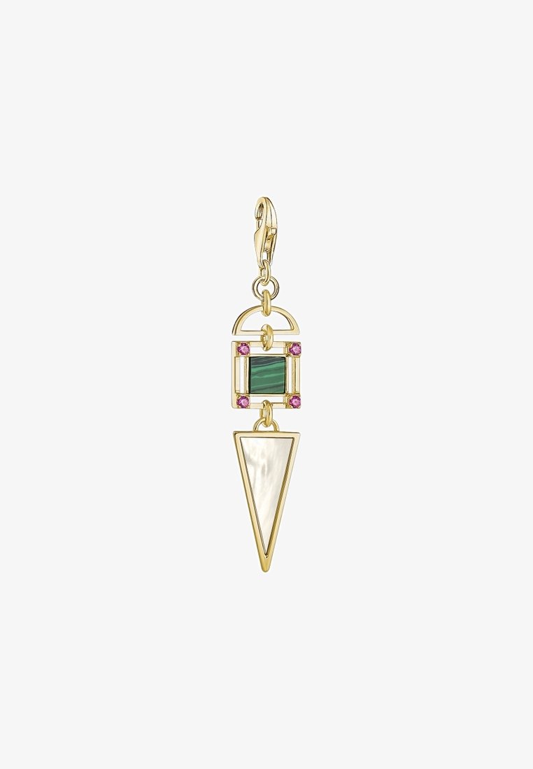 Charm de fermoir ton or avec une pierre carrée verte ornée d'accents roses et un pendentif triangulaire blanc suspendu.