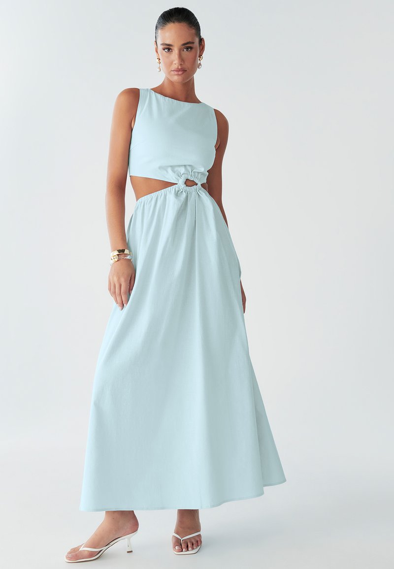 Šviesiai mėlyna rankovių neturinti suknelė su rišama juosmens detale, kuri turi laisvai krentančią maksi sijoną ir iškirptą plotą juosmens srityje.