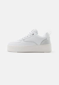 Sneakers platform bianchi in pelle liscia, con punta arrotondata, design con lacci e logo discreto sul tallone. Suola texturizzata.