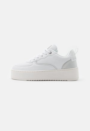 Sneakers platform bianchi in pelle liscia, con punta arrotondata, design con lacci e logo discreto sul tallone. Suola texturizzata.