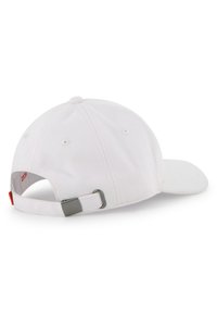 Λευκό καπέλο μπέιζμπολ με καμπυλωτό γείσο. Υφή υφάσματος λεία, ρυθμιζόμενη μεταλλική πόρπη και λουράκι στο πίσω μέρος, διακριτική σήμανση στο εσωτερικό.