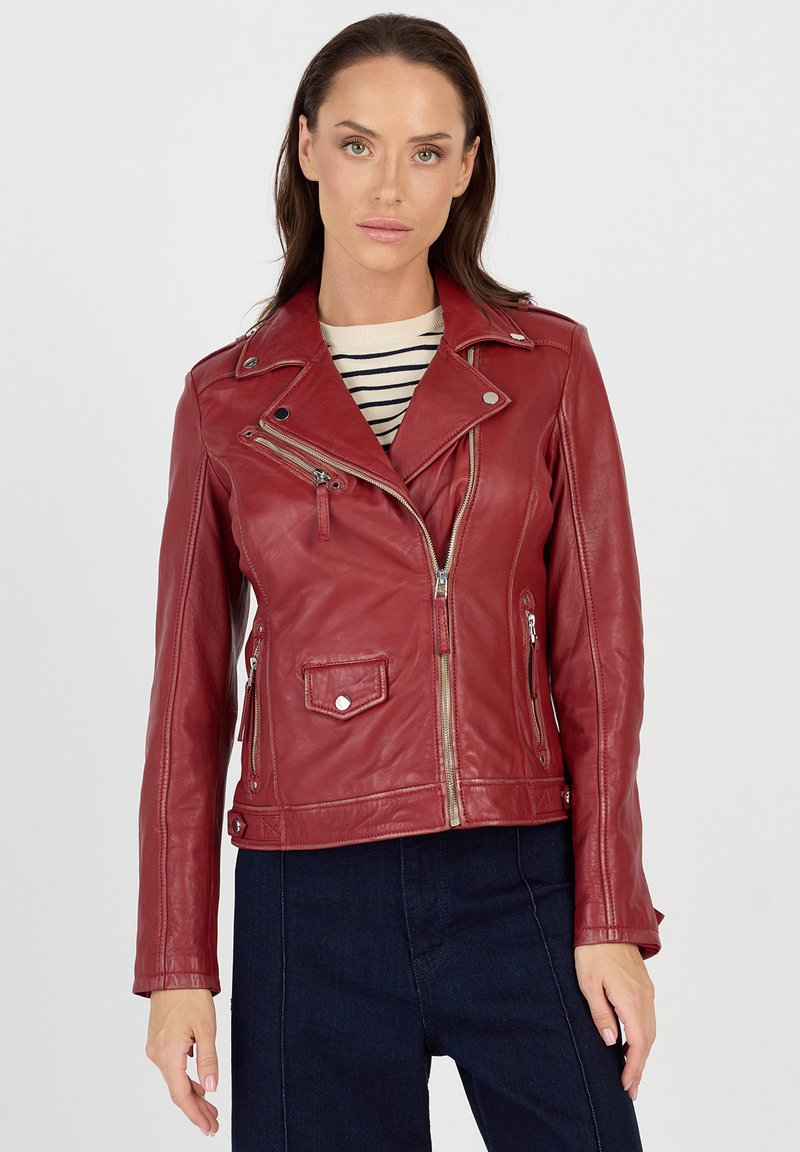 Rote Leder-Motorradjacke mit Reißverschluss vorne, asymmetrischem Verschluss und zwei Seitentaschen. Glatte Textur mit silbernen Metallakzenten.