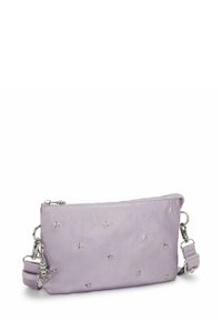 Borsa a tracolla di pelle lilla con decorazioni a forma di stella argentate, chiusura con zip e fascia regolabile. Texture liscia e forma rettangolare compatta.