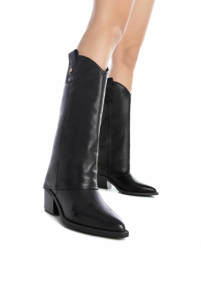 Carmela Botas - black