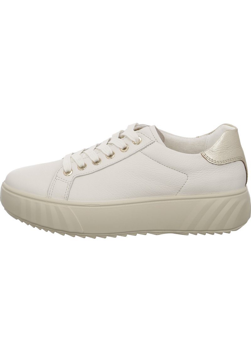 Sneaker bianca in pelle con superficie testurizzata, punta tonda, lacci piatti, occhielli dorati e un accento metallico sul tallone, su una suola spessa.
