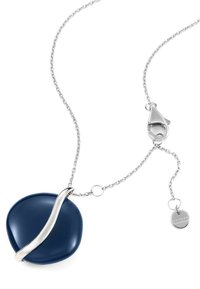 Mørkeblå pendants med en poleret sølvbølgeakcent på en sølvkæde. Har en lobster clasp og et lille mærke med "SKAGEN" indgraveret.