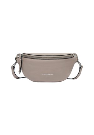 Sac à bandoulière en cuir gris clair avec fermeture éclair, forme arrondie et bandoulière réglable. Présente des accessoires en argent et un logo imprimé sur le devant.