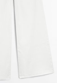 Pantaloni bianchi a gamba larga realizzati in cotone. Presentano una texture liscia, un taglio pulito e nessun motivo o decorazione visibile.