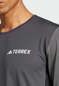 Adidas Terrex Topper langermet - grey six