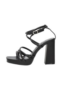 Sandalias negras de tacón alto con un tacón cuadrado grueso, con múltiples correas en cruz y un hebilla en el tobillo para un ajuste seguro. Textura suave.