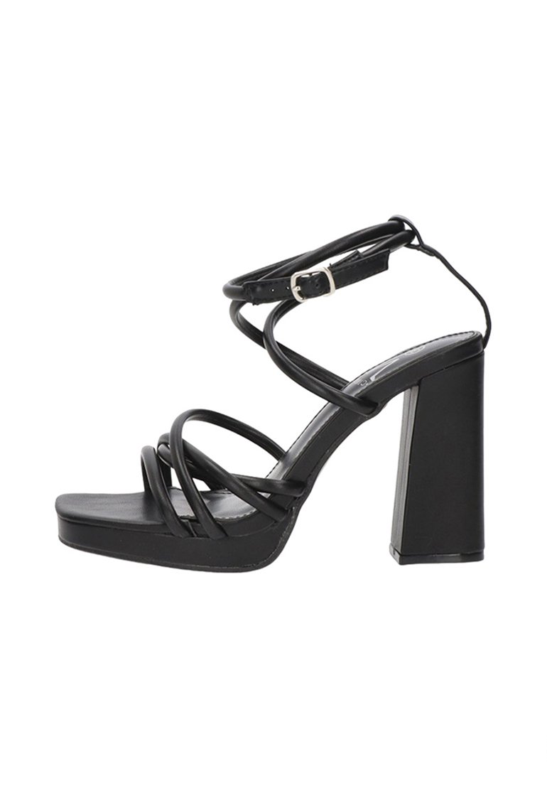 Sandalias negras de tacón alto con un tacón cuadrado grueso, con múltiples correas en cruz y un hebilla en el tobillo para un ajuste seguro. Textura suave.