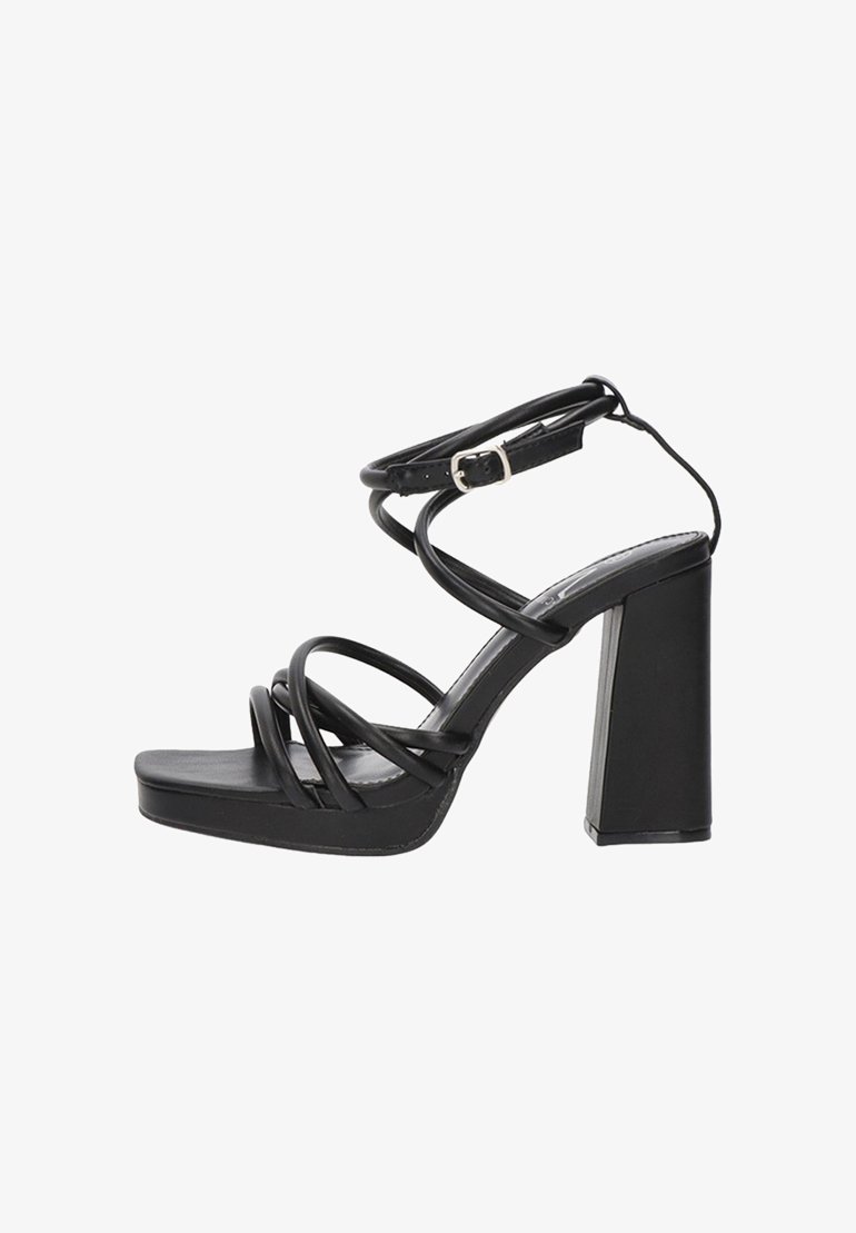 Sandalias negras de tacón alto con un tacón cuadrado grueso, con múltiples correas en cruz y un hebilla en el tobillo para un ajuste seguro. Textura suave.