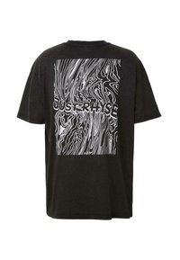Tricou din bumbac negru, cu un design grafic abstract alb de mari dimensiuni și textul "JUST RHYSE" pe spate. Mâneci scurte, guler rotund.