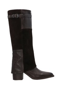 Vysoké hnědé kozačky kombinující hladkou a strukturovanou kůži, se čtvercovou špičkou, blokovým podpatkem a ozdobným páskem s hroty nahoře.