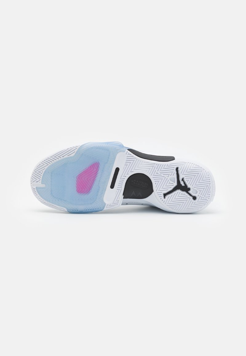 Semelle de basket noire et blanche avec une section transparente bleue, comportant un accent rose et un motif de traction en chevron.
