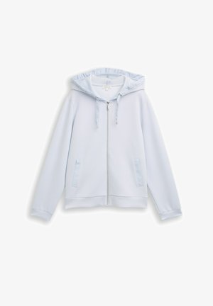 Lichtblauwe capuchontrui met ritssluiting, trekkoord in de capuchon en twee voorzakken, plat neergelegd op een witte achtergrond.