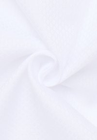 Witte stof met een subtiel ruitpatroon, gedraaid in een losse spiraal, die textuur en delicate geweven details toont.
