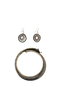 Svart och guld pärlsmyckeset, med ett spiralhalsband och ovala hängörhängen med lager av cirkulära mönster. Texturerade ytor, glänsande detaljer.