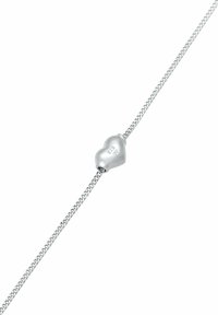 Silverarmband med en flätad kedja och ett hjärtformat hänge med en graverad "925"-stämpel, som indikerar sterlingsilver.