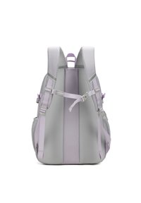 Zaino in grigio chiaro e lavanda con pannelli in rete, spallacci regolabili e dettagli in metallo. Presenta doppie tasche laterali e un design elegante.