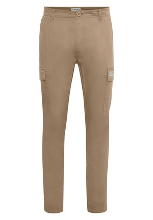 Pantaloni cargo beige con una vestibilità slim, dotati di tasche laterali, chiusura frontale con bottone e una texture liscia e leggera.