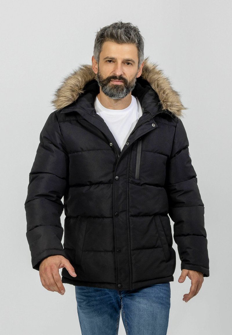 Giacca a vento nera con cappuccio in pelliccia sintetica, dotata di chiusura con zip e bottoni, texture trapuntata e tasche laterali.