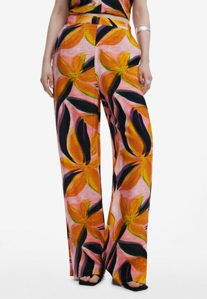 Pantaloni a gamba larga con un motivo floreale caratterizzato da accenti rosa, arancione e nero. Realizzati in tessuto leggero con una texture liscia.