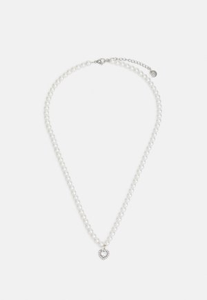 Perlenkette mit runden weißen Perlen und einem silbernen Herz-Anhänger mit einem Kristallakzent. Karabinerverschluss und verstellbarer Kettendetail.