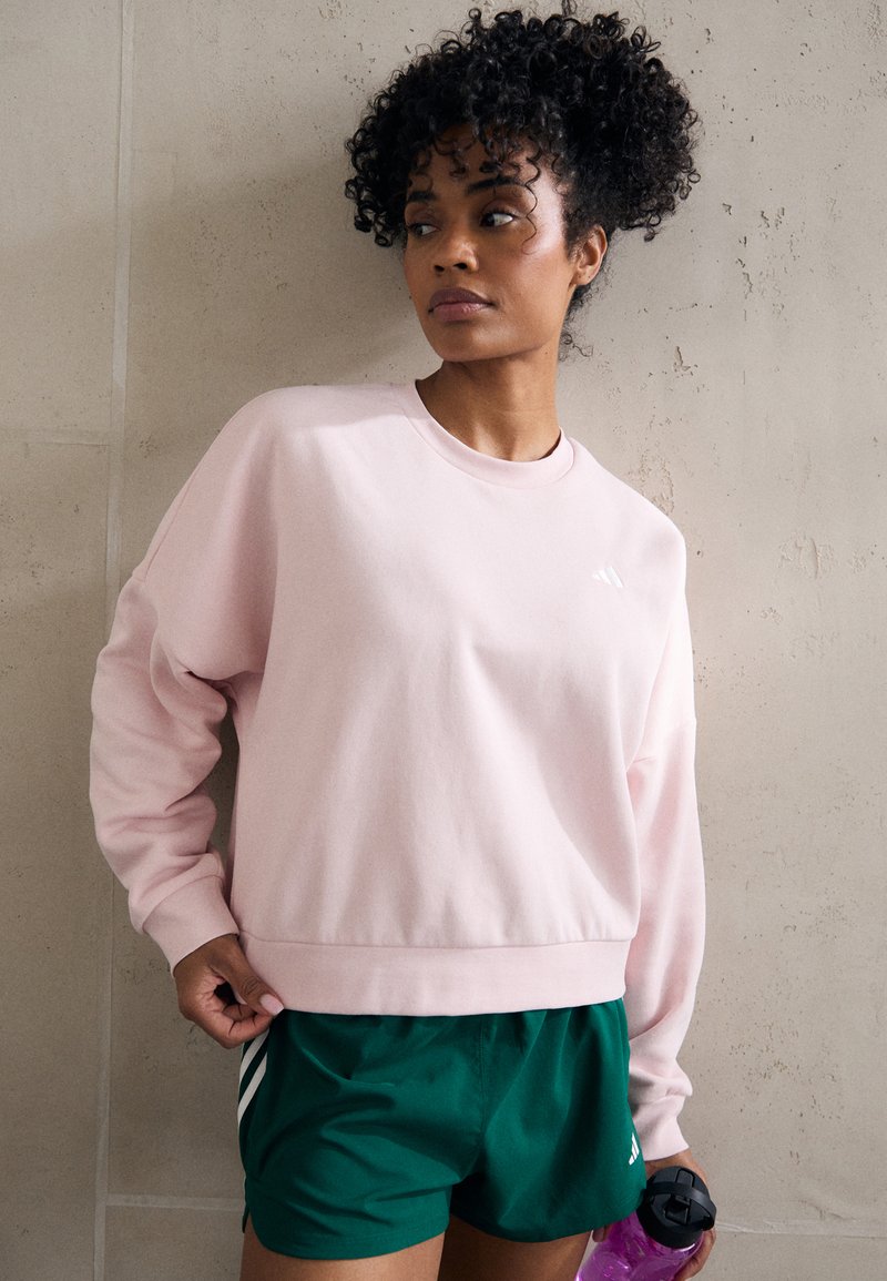 adidas Sportswear ESSENTIALS SMALL LOGO FEEL COZY - Sportinis megztinis - sandy pink/white