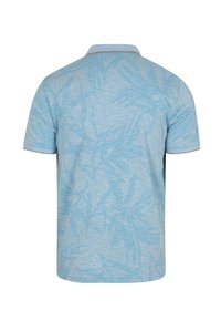 Lichtblauw polo shirt met een gestructureerd patroon, korte mouwen, een kraag en contrasterende afwerking rondom de kraag en mouwen.