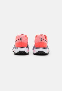 Scarpe da corsa con un design rosa brillante e nero, tomaia in rete, collare imbottito e suola testurizzata con un motivo a scacchi.