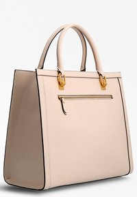 Sac à main structuré en cuir rose doux avec des accents noirs, double poignée supérieure, quincaillerie dorée et poche zippée sur le devant.