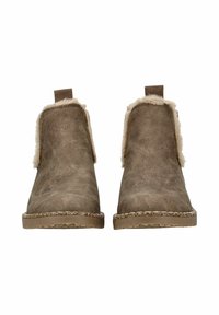 Botas de ante marrón hasta el tobillo con forro de felpa beige y suela en contraste. Presenta un pequeño tirador en el talón para facilitar el calzado.