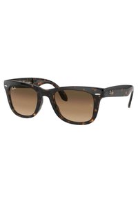 Occhiali da sole tartarugati con lenti a gradiente marroni, montatura rettangolare e un discreto marchio Ray-Ban sulla asta.