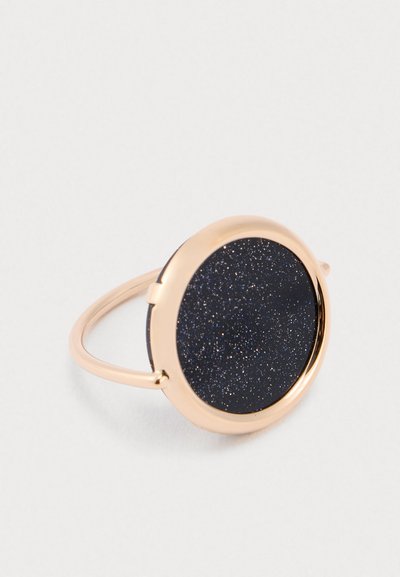 Ροζ χρυσό δαχτυλίδι με στρογγυλη, σκούρα μπλε πέτρα που διαθέτει μικροσκοπικά αστραφτερά σωματίδια που θυμίζουν ένα νυχτερινό ουρανό γεμάτο αστεράκια.