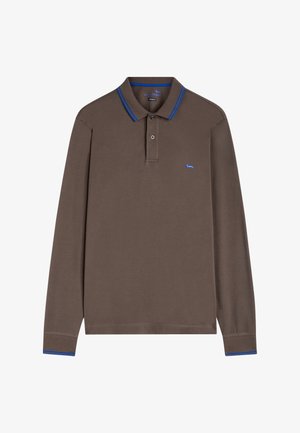 Bruine lange mouwen polo met een blauw kraag met twee strepen, knoopsluiting en een klein blauw logo op de borst. Glad textuur.