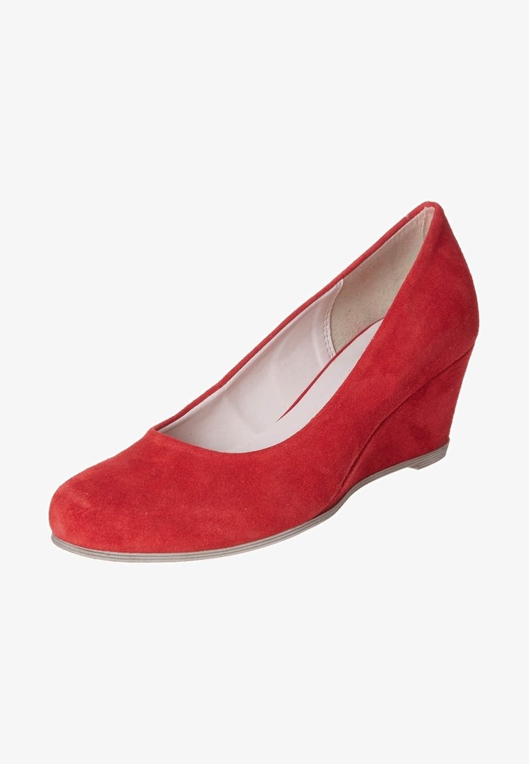 Chaussure à talon compensé en daim rouge avec bout arrondi et doublure intérieure beige, adaptée pour un usage formel ou décontracté.