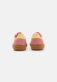 adidas Originals HANDBALL SPEZIAL UNISEX - Sneakers - semi pink spark/almost yellow