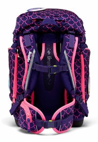 Lila Rucksack mit pinkem Schuppenmuster, gepolsterten Mesh-Tragegurten, reflektierenden Akzenten, verstellbaren Schnallen und einem Griff an der Oberseite.