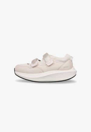 Chaussure de sport beige clair avec semelle blanche épaisse, deux sangles ajustables à crochet et boucle, col en mesh, et logo MBT sur le talon.