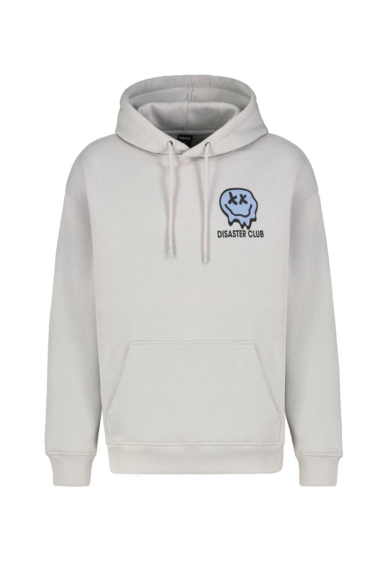 Hellgrauer Kapuzenpullover aus weichem Material, mit einer vorderen Kängurutasche und einem blauen Totenkopf-Graphic mit dem Text "DISASTER CLUB".