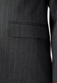 Mörkgrått woolblazer med känsliga ränder som har en enkel bröstficka och en slät yta med en skräddarsydd passform.