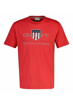 Rood T-shirt met korte mouwen met "GANT"-logo, schildembleem gemarkeerd met 1949 en de tekst "AMERICAN SPORTSWEAR" op de voorkant.
