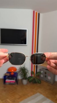 Kullatoonidesse metallist päikeseprillid ovaalsete tume läätsedega ja õhukese raamistusega. Omavad minimaalset riistvara ja läikivat viimistlust.