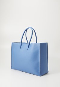 Sac cabas en cuir bleu avec une finition texturée, de forme rectangulaire, et deux poignées robustes. Design simple, sans matériel visible.