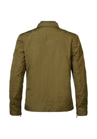 Giacca bomber verde oliva con chiusura a zip frontale, colletto alto e due tasche laterali. Presenta un tessuto strutturato e polsini regolabili.