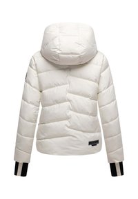 Bijela puffer jakna s prilagođenom kapuljačom, dizajnom u obliku čeveron prošivanja, elastičnim manžetama s crno-bijelim prugama i detaljem s logotipom na rubu.