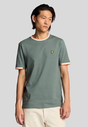 Maglietta verde a maniche corte con colletto tondo, accenti a righe arancioni e bianche, e un piccolo logo giallo sul petto. Tessuto in cotone morbido.