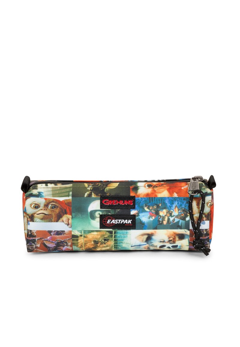 Trousse avec des scènes du film Gremlins imprimées, mettant en avant Gizmo et d'autres personnages, avec des logos Gremlins et Eastpak à l'avant.