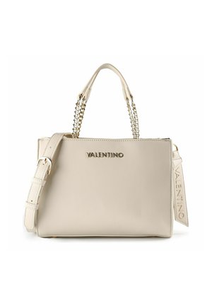Sac à main en cuir crème Valentino avec poignées en chaîne dorée, bandoulière réglable et logo Valentino sur le devant et sur l'étiquette latérale.